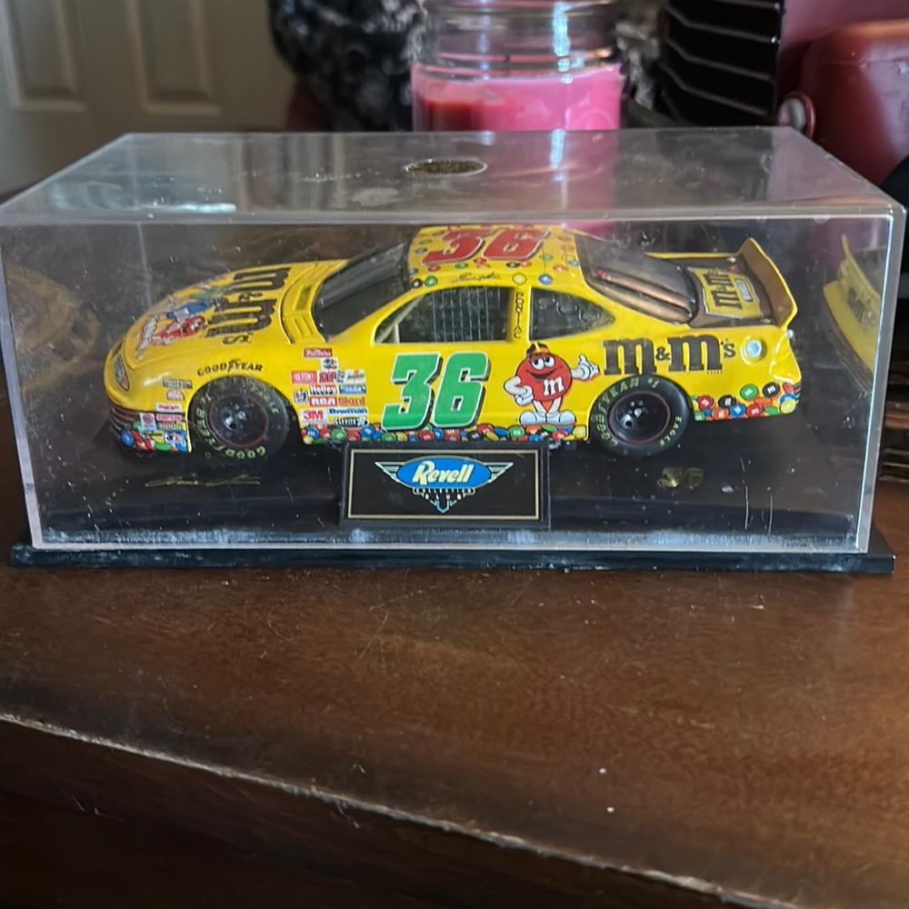 Revell #36 M&M die cast car 1/24 scale in clear plastic case